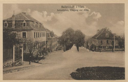 Ballenstedt, Sachsen-Anhalt: Schlossplatz, Eingang zur Allee