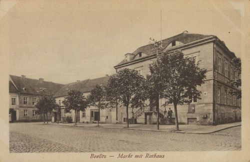 Beelitz, Brandenburg: Marktplatz mit Rathaus