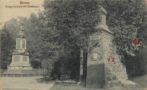 Bernau (Mark), Brandenburg: Kriegerdenkmal mit Stadtmauer