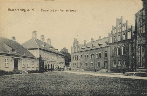 Brandenburg (Havel), Brandenburg: Domhof mit der Ritterakademie