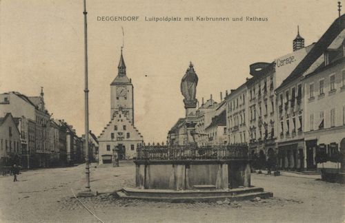 Deggendorf, Bayern: Luitpoldplatz mit Karbrunnen und Rathaus