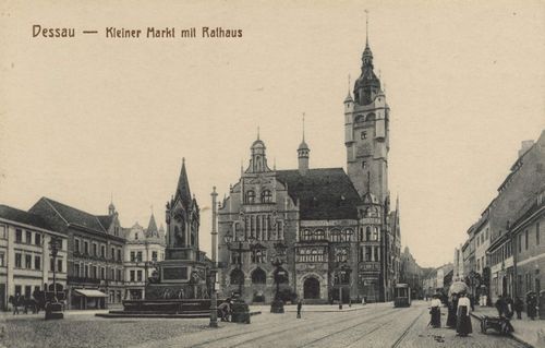 Dessau, Sachsen-Anhalt: Kleiner Markt mit Rathaus