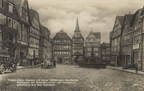 Fritzlar, Hessen: Marktplatz mit Rolandsbrunnen und Kaufmannsgildenhaus aus dem Mittelalter
