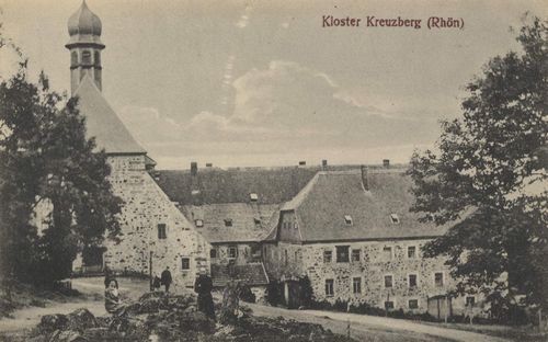 Kreuzberg Rhn, Bayern: Kloster Kreuzberg, Kirche und Gebude mit Personen