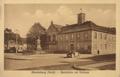 Mncheberg, Brandenburg: Marktplatz mit Rathaus
