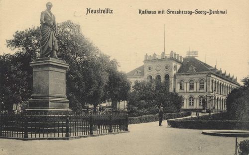 Neustrelitz, Mecklenburg-Vorpommern: Rathaus mit Groherzog-Georg-Denkmal