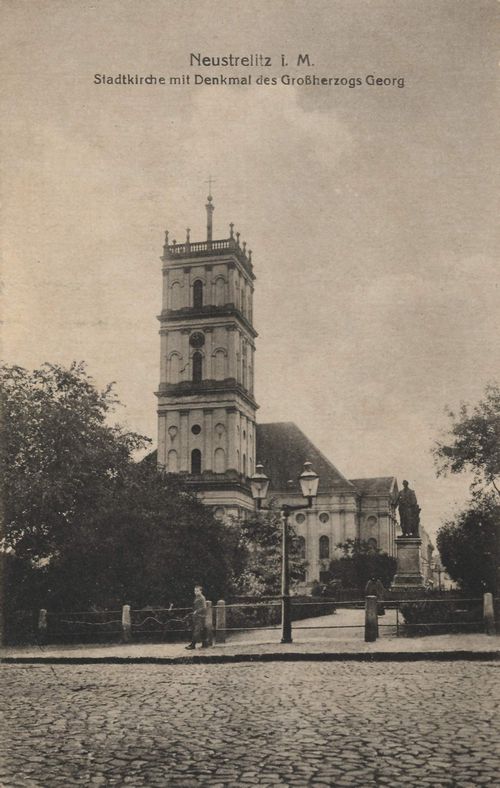 Neustrelitz, Mecklenburg-Vorpommern: Stadtkirche mit Denkmal Groherzogs Georg