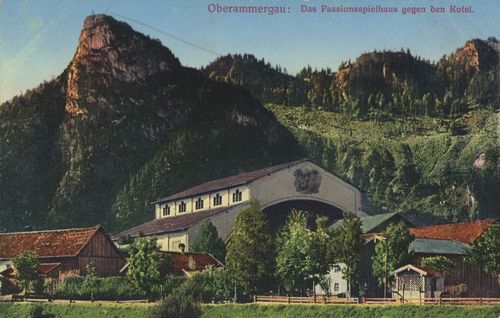 Oberammergau, Bayern: Passionsspielhaus gegen den Kofel