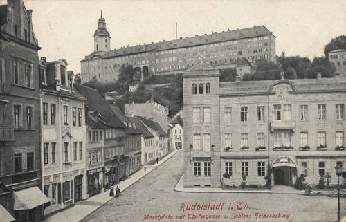 Rudolstadt, Thringen: Marktplatz mit Tpfergasse und Schloss Heidecksburg