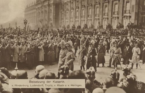 Beisetzung der Kaiserin: Hindenburg, Ludendorff u.a.