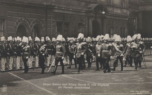 Kaiser Wilhelm und König Georg V. von England die Parade abnehmend