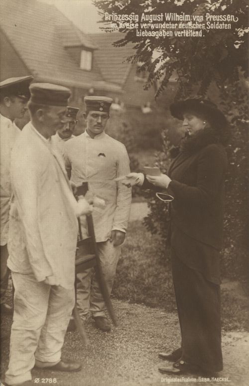 Prinzessin August Wilhelm verteilt Liebesgaben an Soldaten