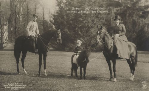 'Unser Kronprinzenpaar mit Prinz Wilhelm auf dem Spazierritt'
