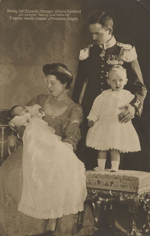 Herzog Carl Eduard und Herzogin Victoria Adelheid mit Kindern [2]