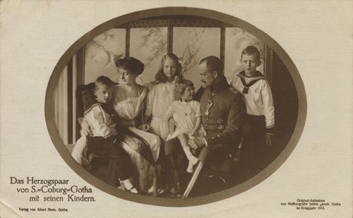 Herzog Carl Eduard und Herzogin Victoria Adelheid mit Kindern