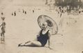 Bder/Einzelne/Frau mit Sonnenschim an Seeufer liegend