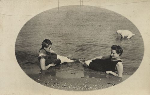 2 Frauen und Hund am Wasser liegend