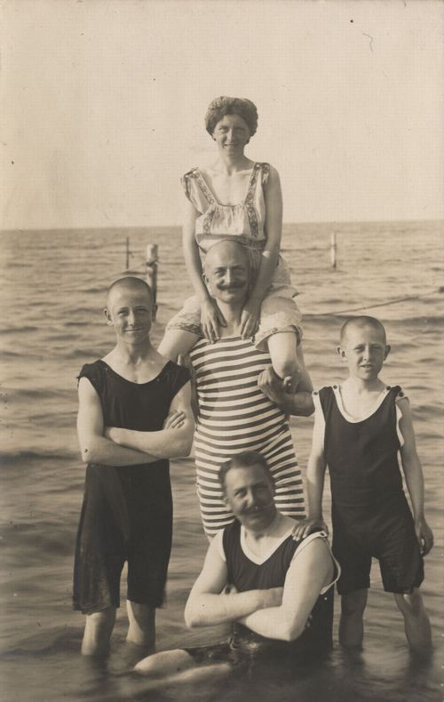 Familie im Wasser stehend