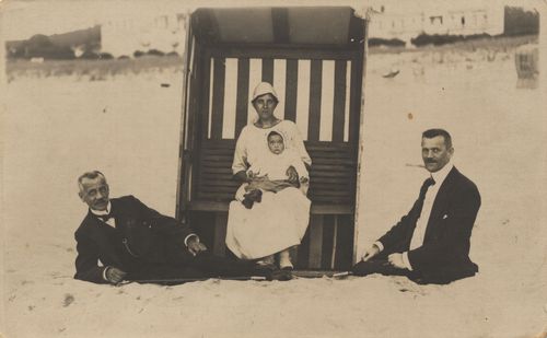 Familie vor Strandkorb