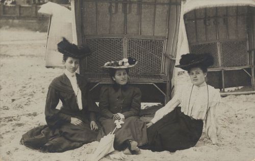 3 Frauen sitzend