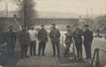 Polizisten und Soldaten vor Flußbrücke