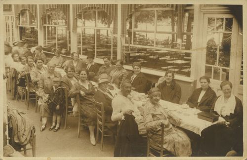 Frauen an einem langen Tisch