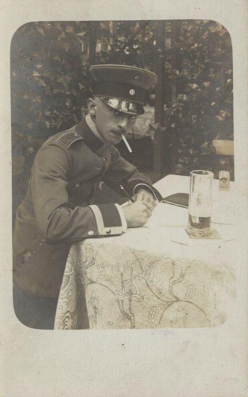 Soldatenporträt am Tisch
