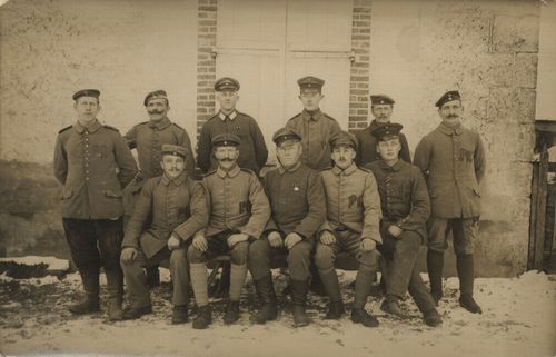 Gruppenporträt gefangener Soldaten [3]