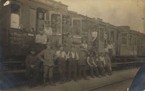 Porträtaufnahme mit Eisenbahnwaggons