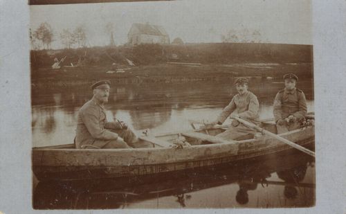 Soldaten im Ruderboot