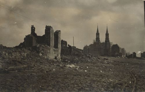 Kirche und zerstörte Gebäude [2]