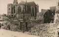 Kirche und zerstörte Gebäude