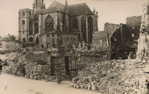 Kirche und zerstörte Gebäude [3]