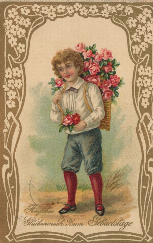 Junge mit geschultertem Blumenkorb
