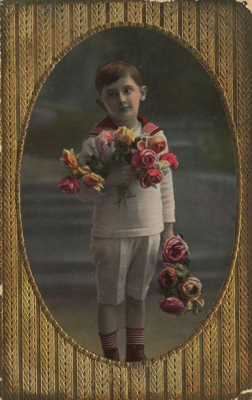 Junge mit Rosen