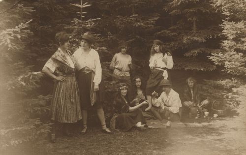 Frauen beim Picknick im Wald