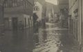 Überschwemmte Straßen mit Stelzenläufern