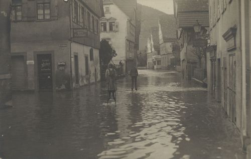 Überschwemmte Straßen mit Stelzenläufern [2]
