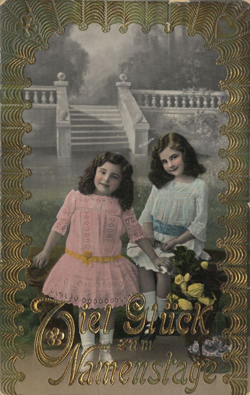 2 Mädchen vor Terrasse
