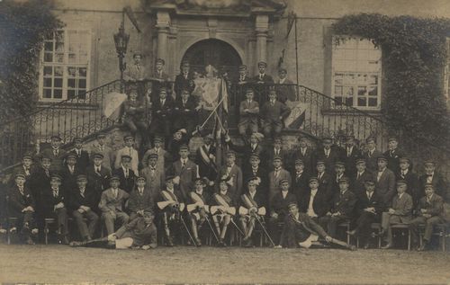 Gruppenfoto vor historischem Bauwerk