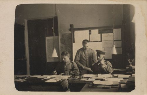Soldaten in Schreibstube