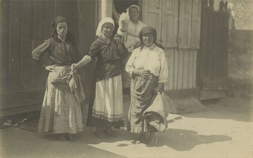 Frauen bei der Handarbeit