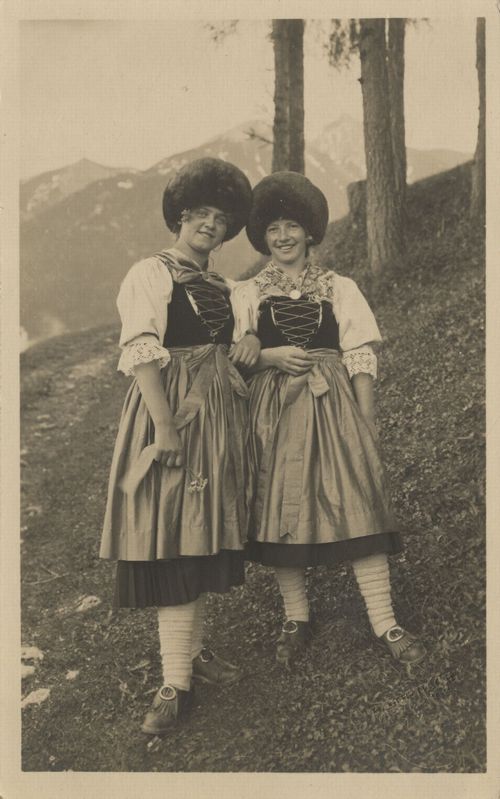 Tirolerinnen beim Bergspaziergang