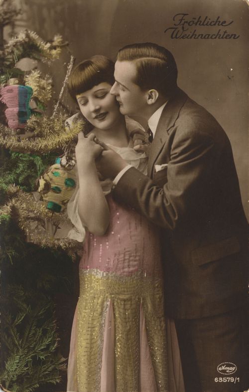 Paar unterm Weihnachtsbaum
