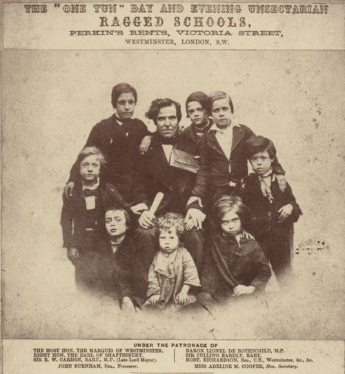 Barnardo, Thomas John: Gruppe von Schlern der Ragged School mit ihrem Lehrer