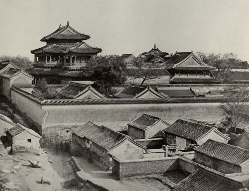 Beato, Felice A.: Ansicht des Confuzianischen Tempels vom An-ting Tor aus gesehen, Peking
