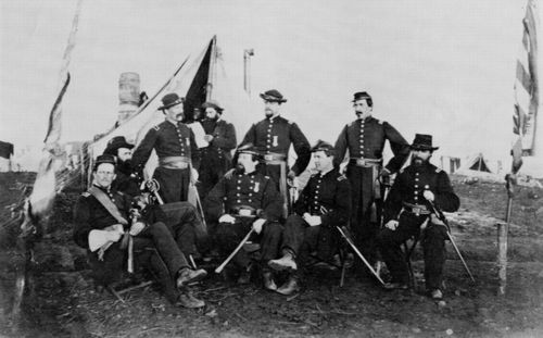 Brady, Mathew B.: Offiziersgruppe bei Fredericksburg