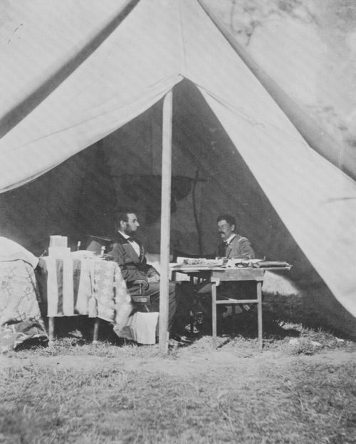 Brady, Mathew B.: Prsident Lincoln in General McClellans Zelt