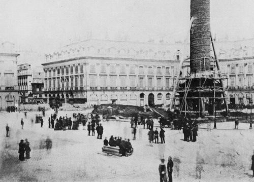 Braquehais, Auguste Bruno: Aufnahme vor dem Sturz der Sule auf dem Place Vendme am 16. Mai 1871
