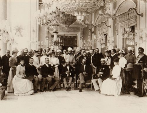 Dayal, Raja Lala Deen: Gruppenbild mit H.H. dem Nizam und H.I.H., dem Grofrsten Alexander von Russland (an Nizam's Linken), das Chowmahalla Schloss